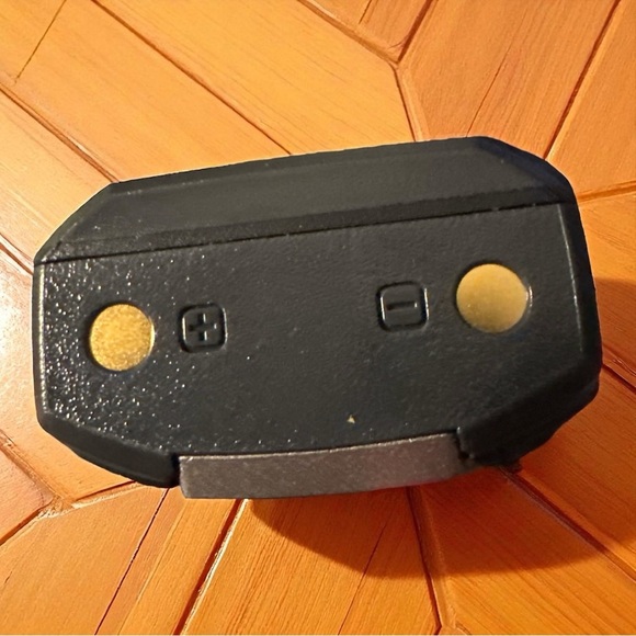 HYT by Hytera TC-320 Two-Way Radio UHF 400-470MHz w/ Battery Charger Antenna Box - Picture 13 of 13